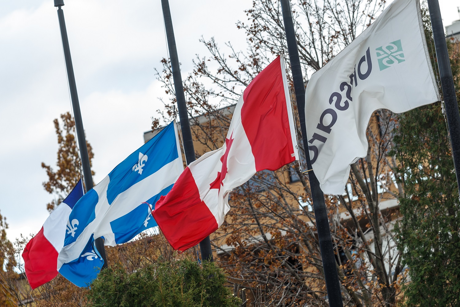 La Ville devrait souligner le séisme en Italie, estime Benedetti