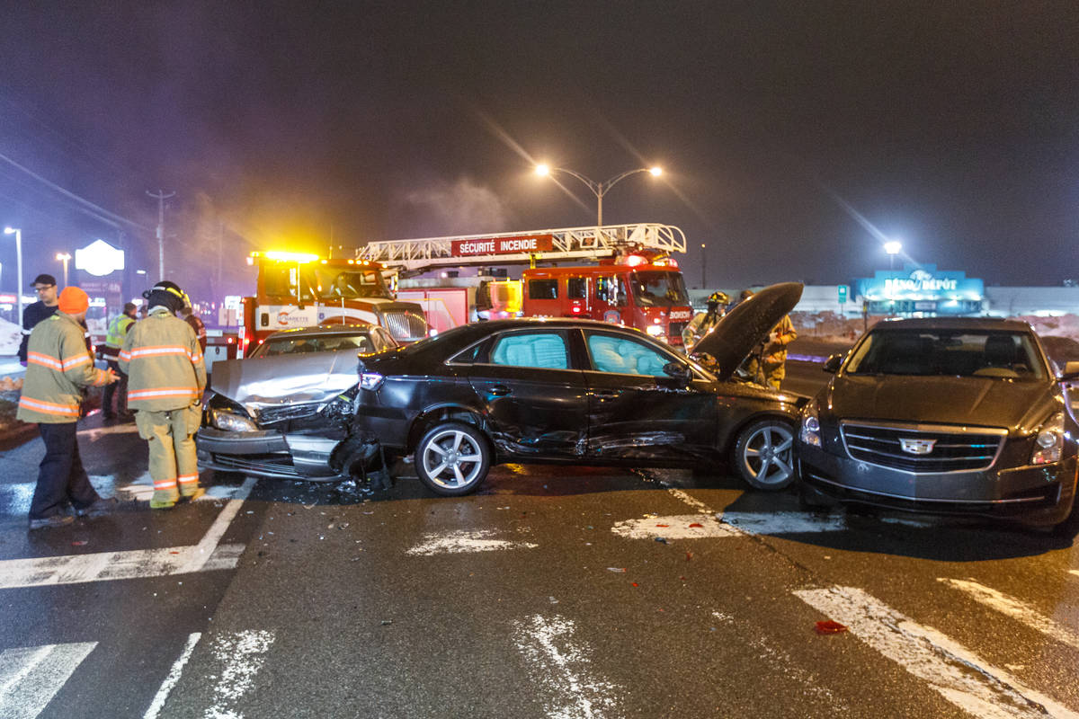 Un automobiliste percute trois véhicules