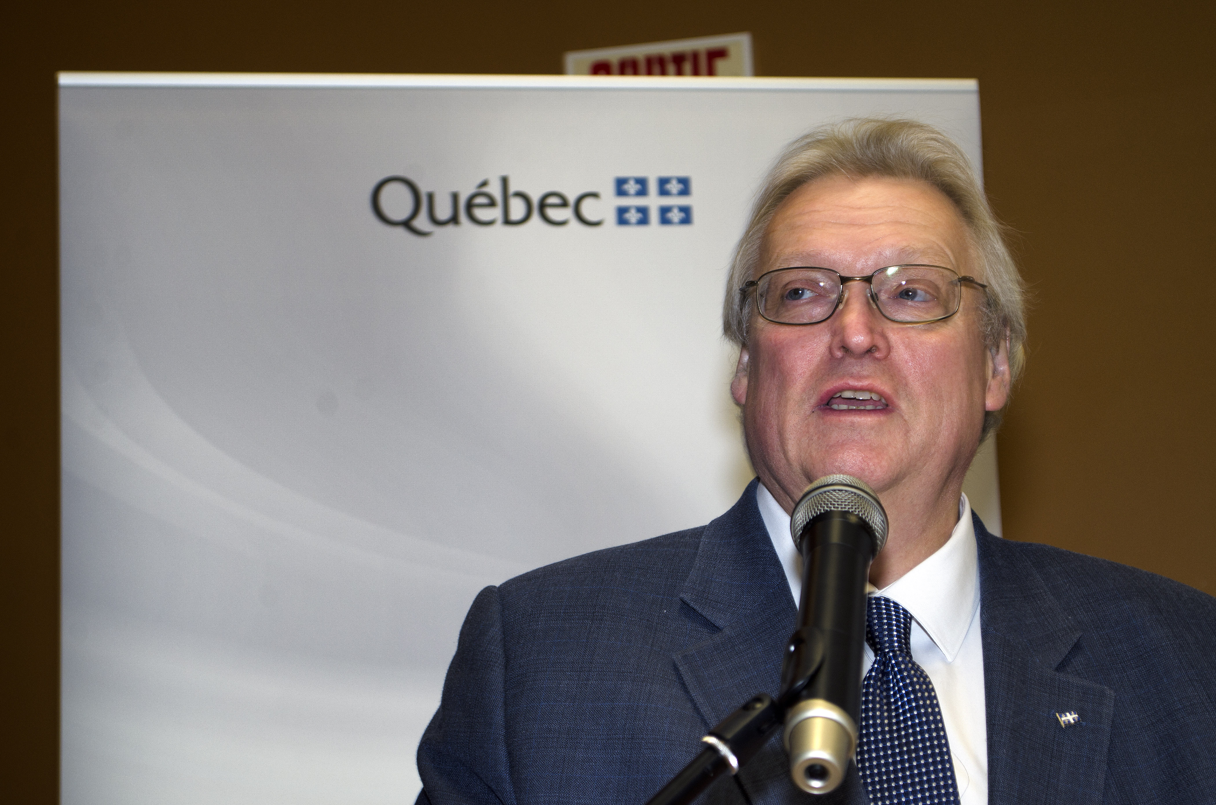 Santé: les gestionnaires en colère contre Barrette