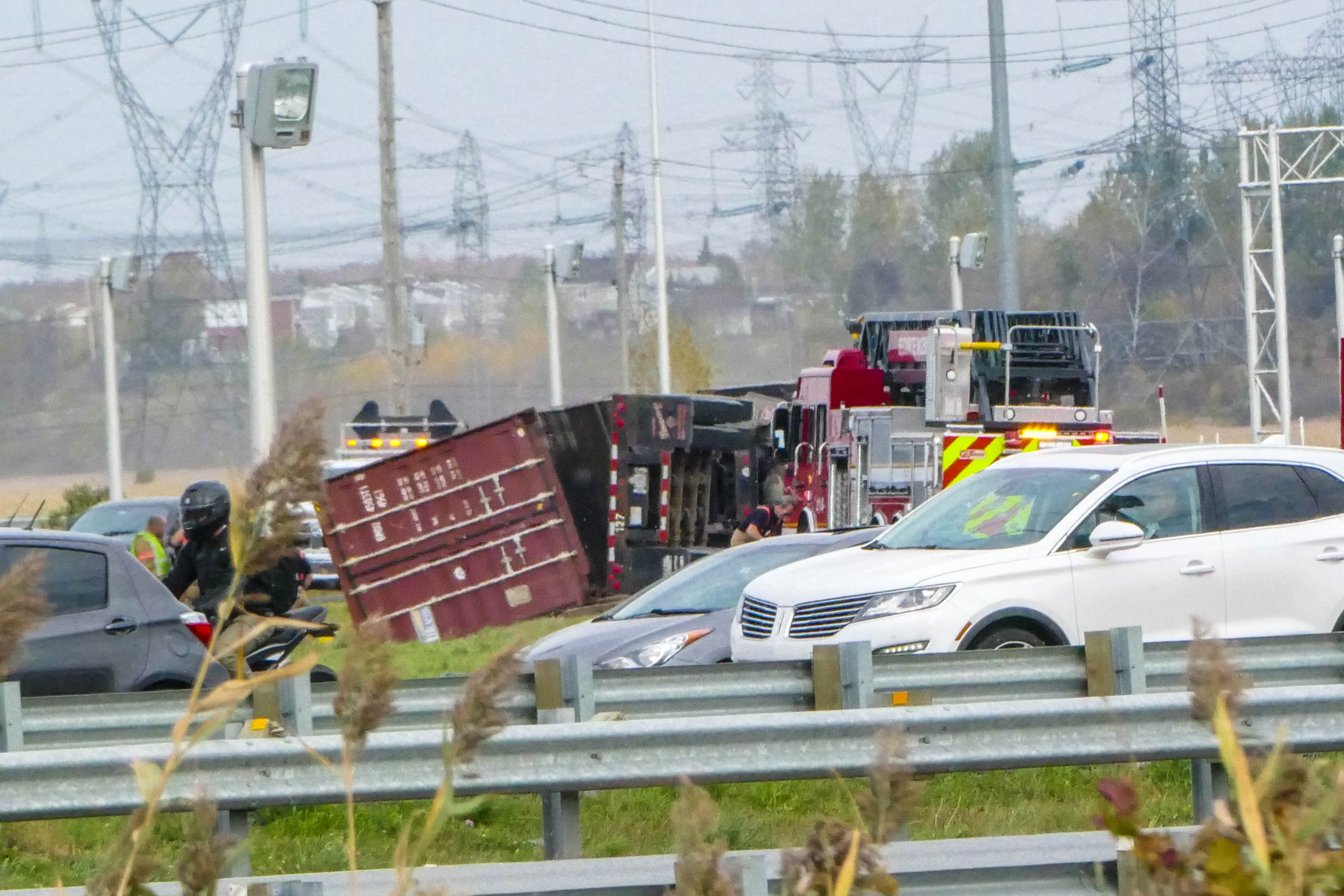 Un camion 18 roues se renverse sur l’autoroute 20