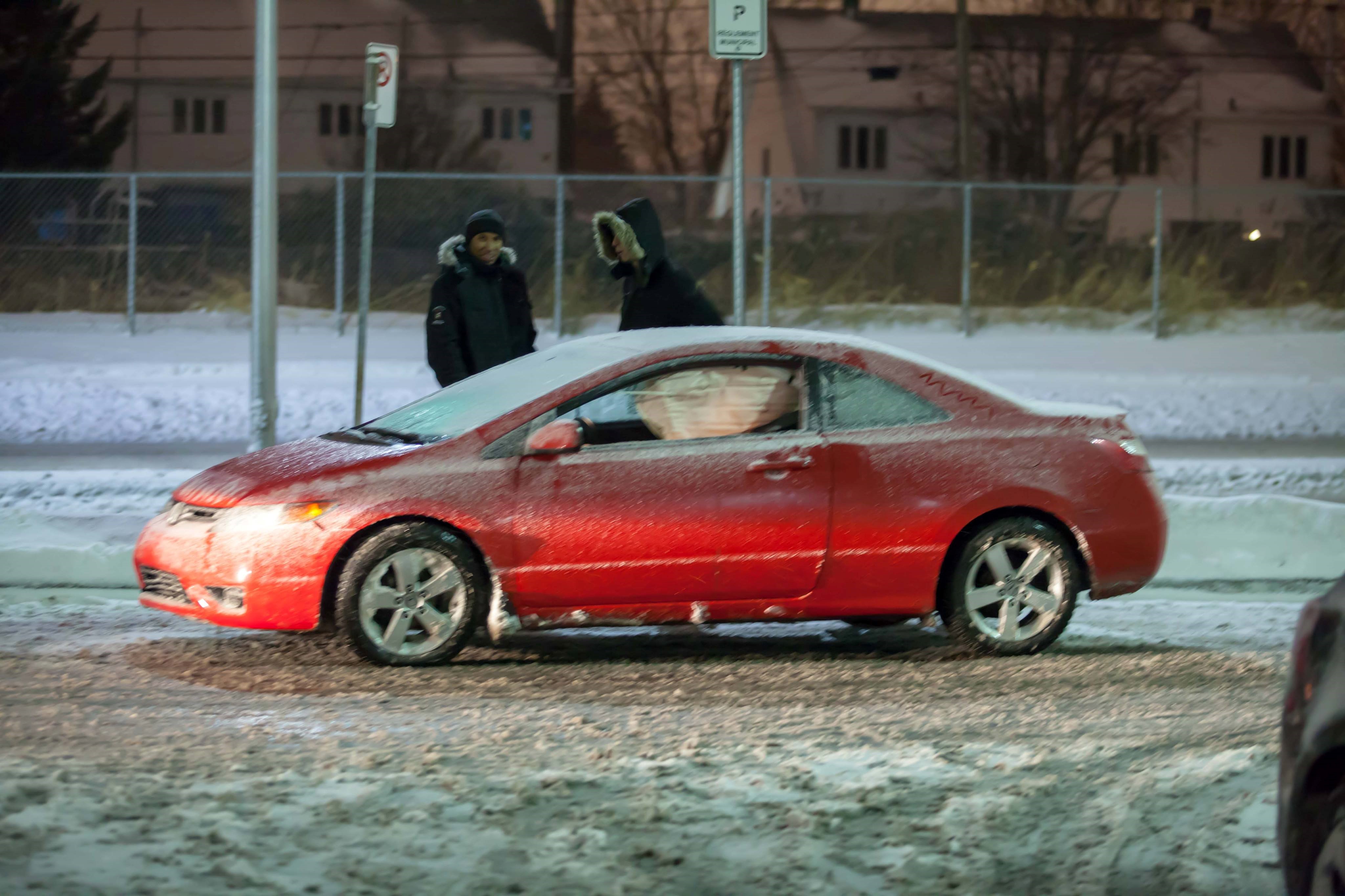 Un véhicule heurte une borne-fontaine à Brossard