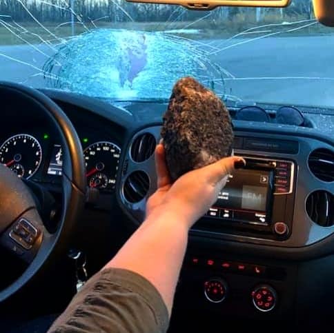 Sa voiture percutée par un morceau d’asphalte à plus de 100 km/h