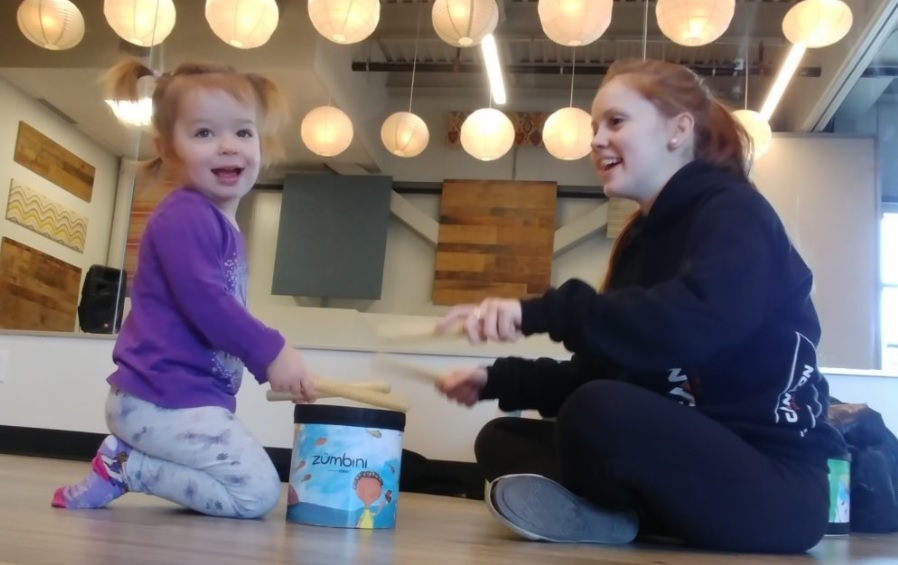 Une enseignante de zumbini adapte l’activité pour les enfants autistes