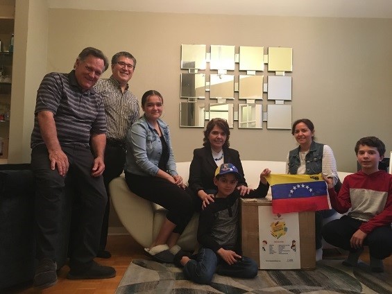 Des familles d’ici amassent du matériel scolaire pour les Vénézuéliens