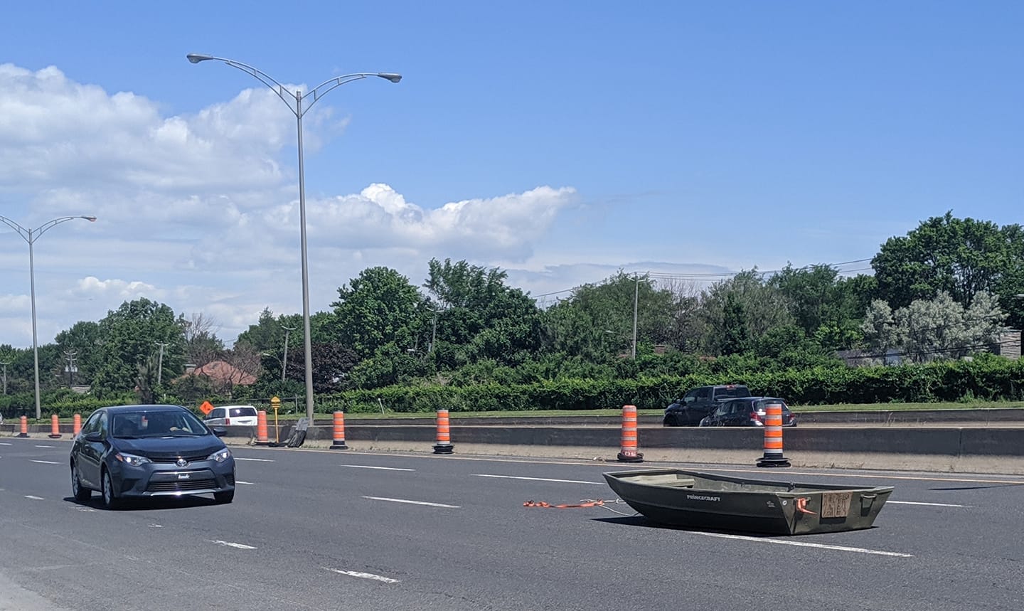 Une chaloupe au milieu de la route 132 !