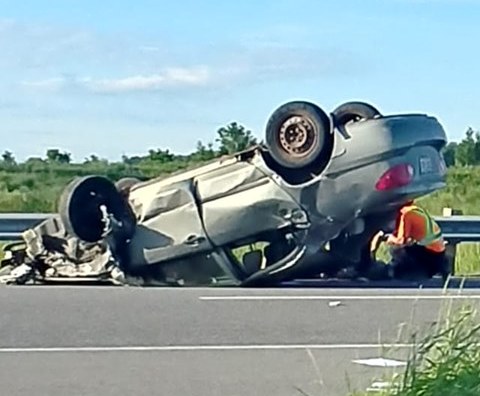 Automobile renversée par un camion