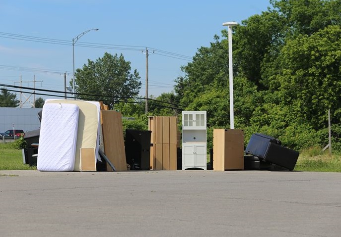 Ses meubles abandonnés après une mésentente avec son déménageur