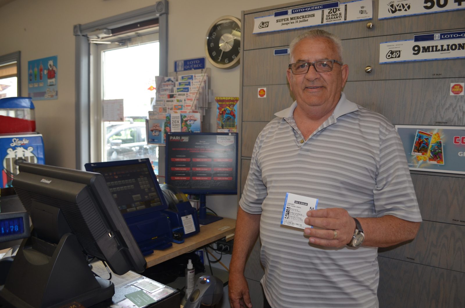 Un détaillant valide un billet de loterie de 1 M $ devant le gagnant