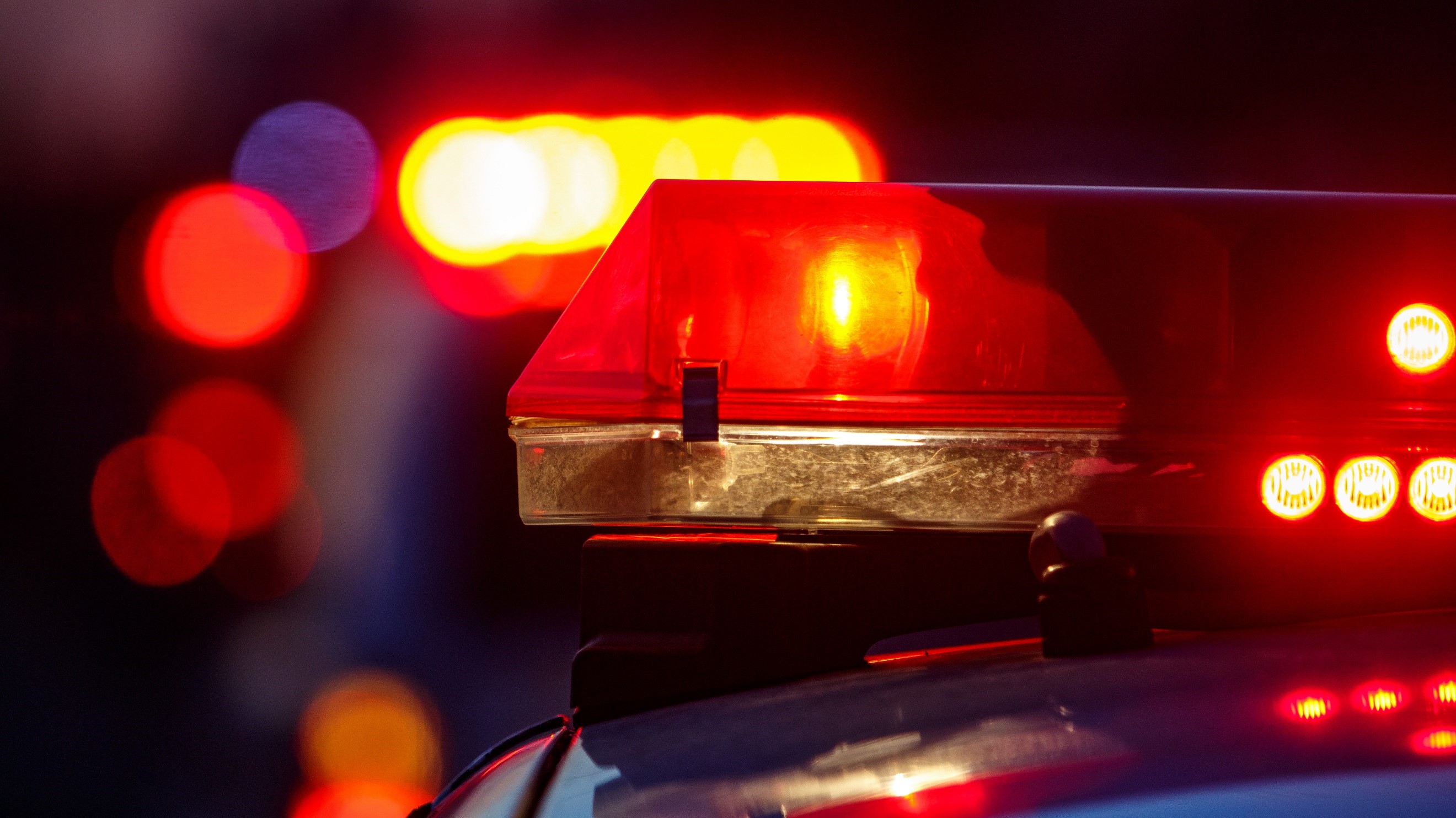 Deux jeunes tirent sur un véhicule avec une carabine à plomb