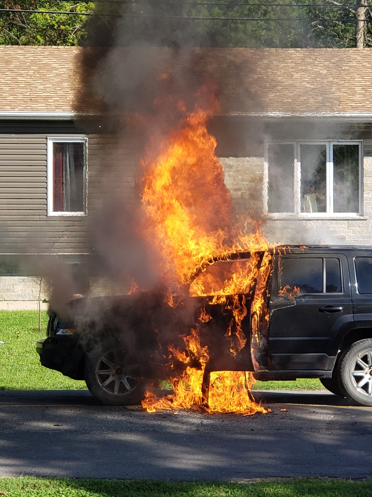 Un véhicule flambe à Châteauguay