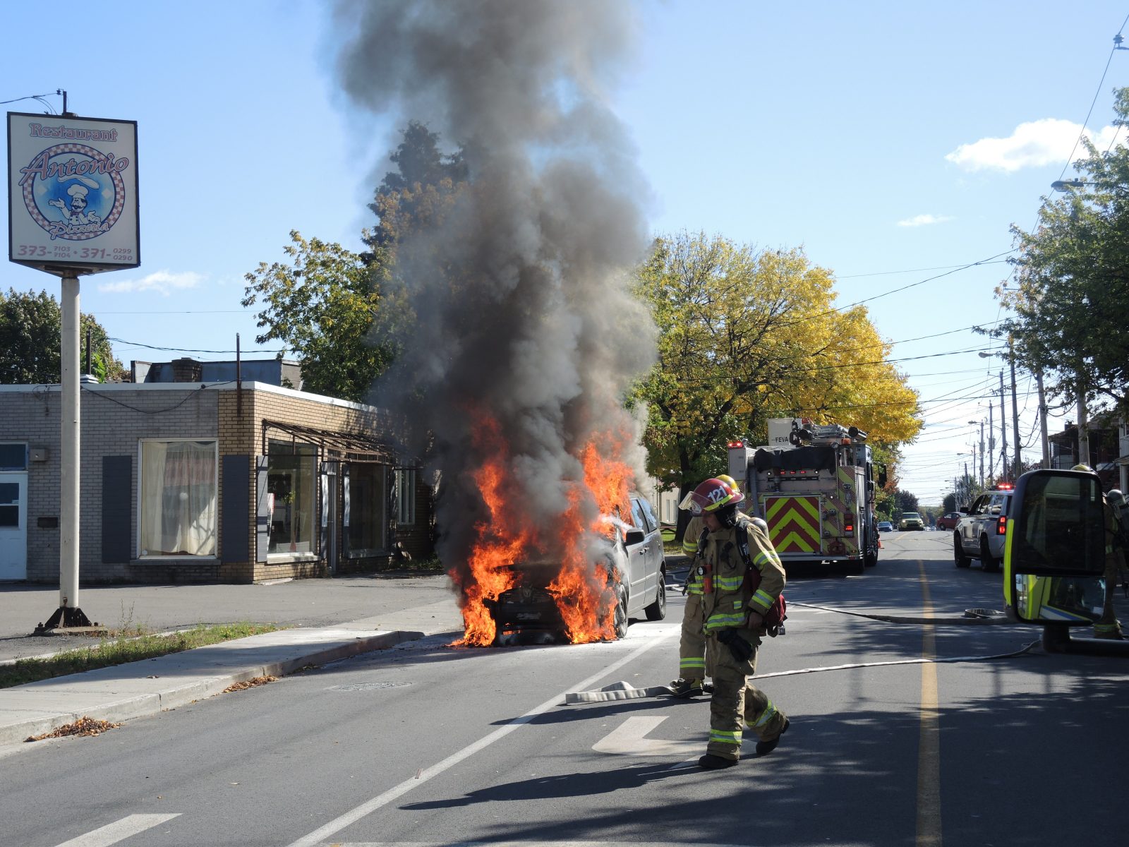 Le moteur d’une fourgonnette explose et le feu éclate
