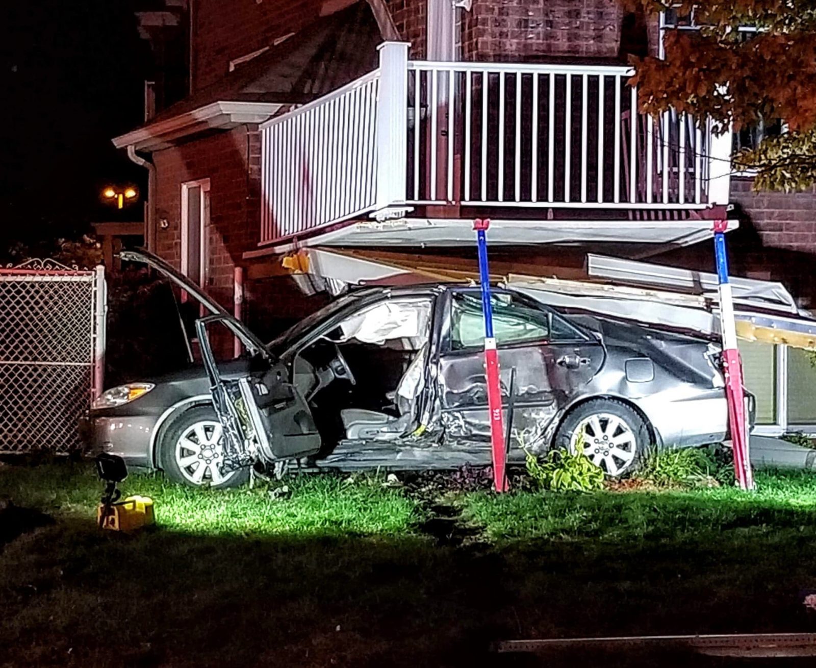 Une voiture finit sa course sous un balcon