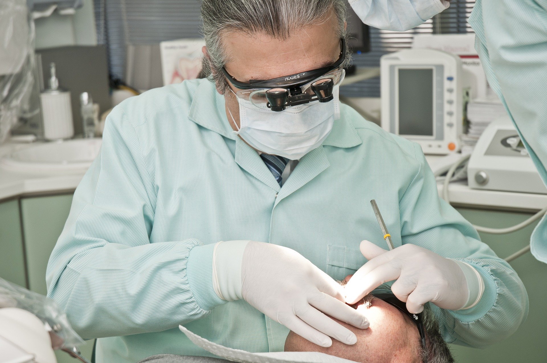 Mesures sanitaires strictes chez les dentistes et denturologistes