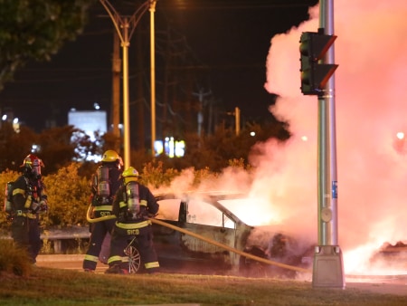 VIDÉO – Un véhicule flambe