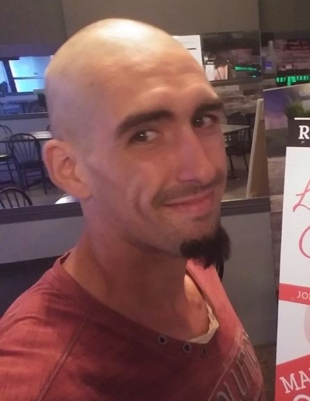 Recherché pour menaces, harcèlement et bris de condition