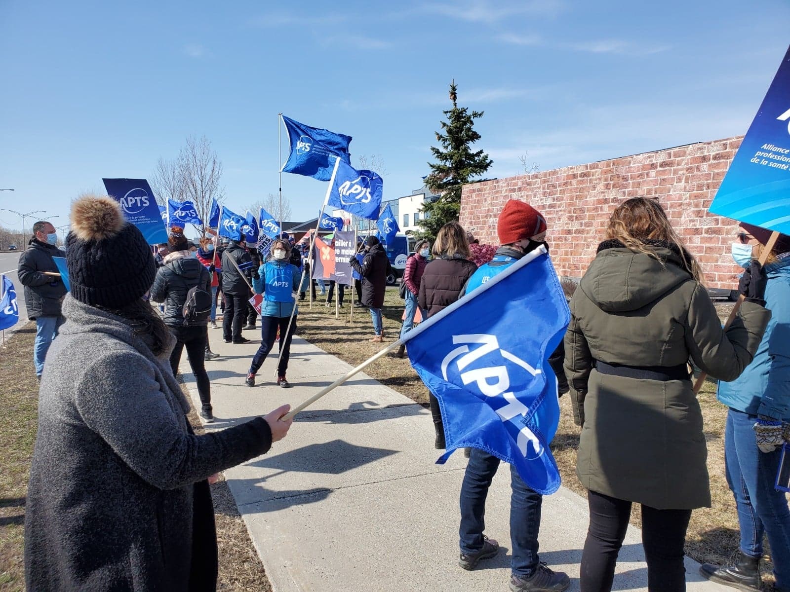 Des travailleurs de la santé érigent un nouveau mur devant le bureau de Christian Dubé