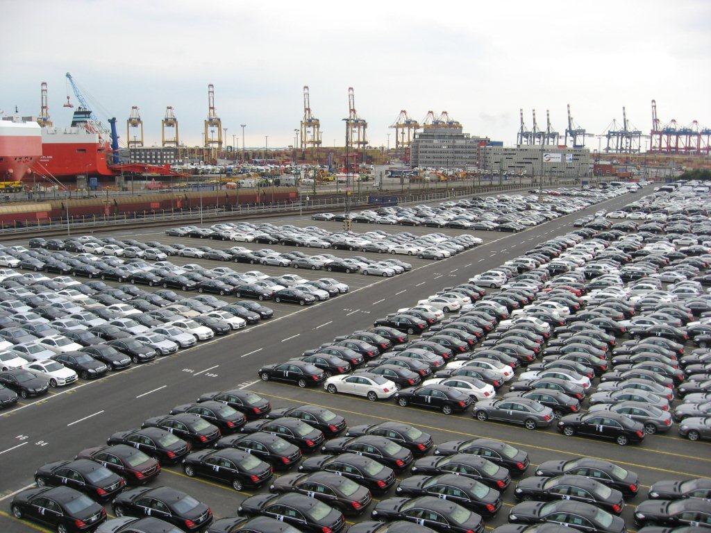 Les voitures neuves s’entassent dans les ports allemand, faute de bateaux