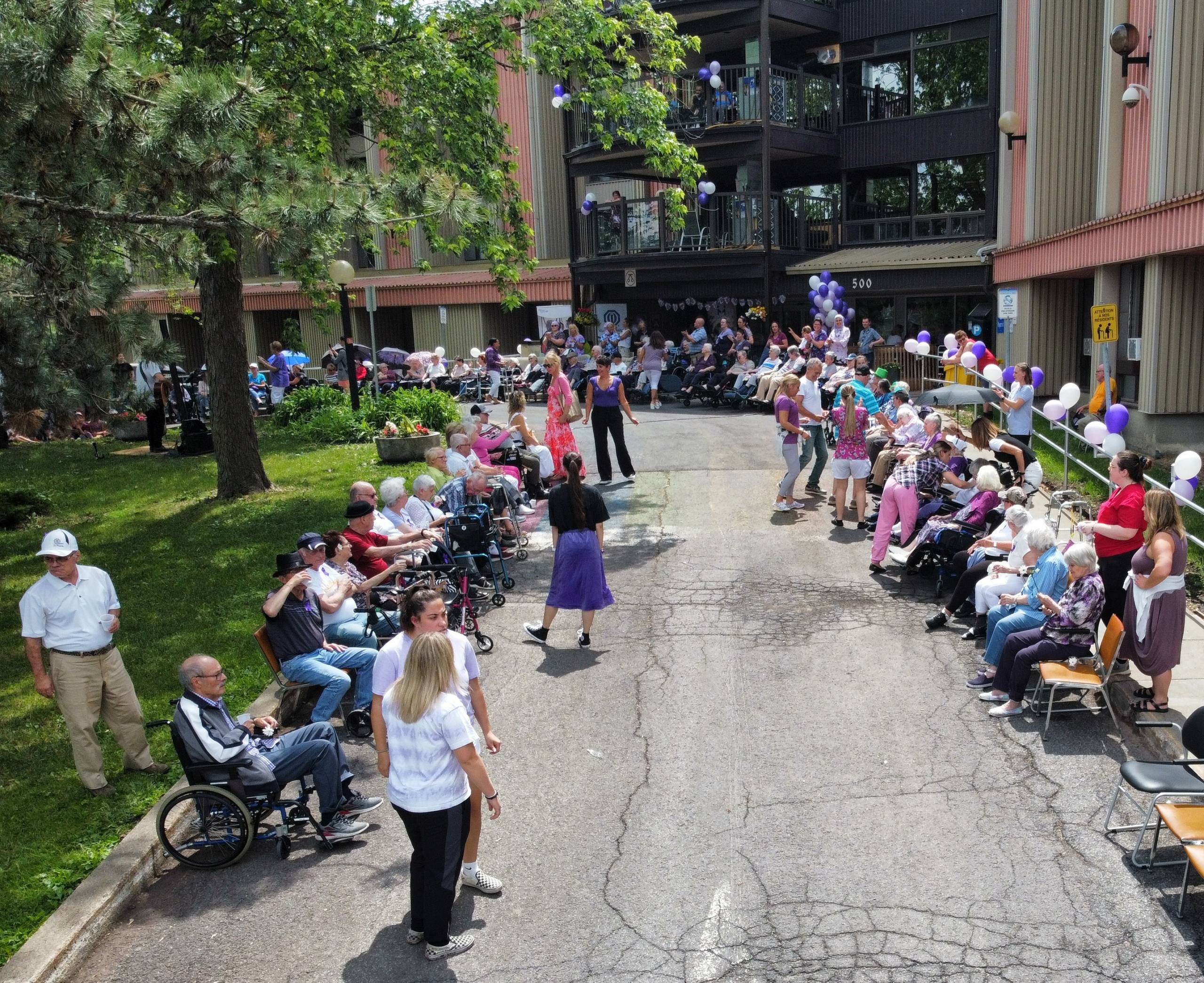 Impossible de manger seul, ici!
