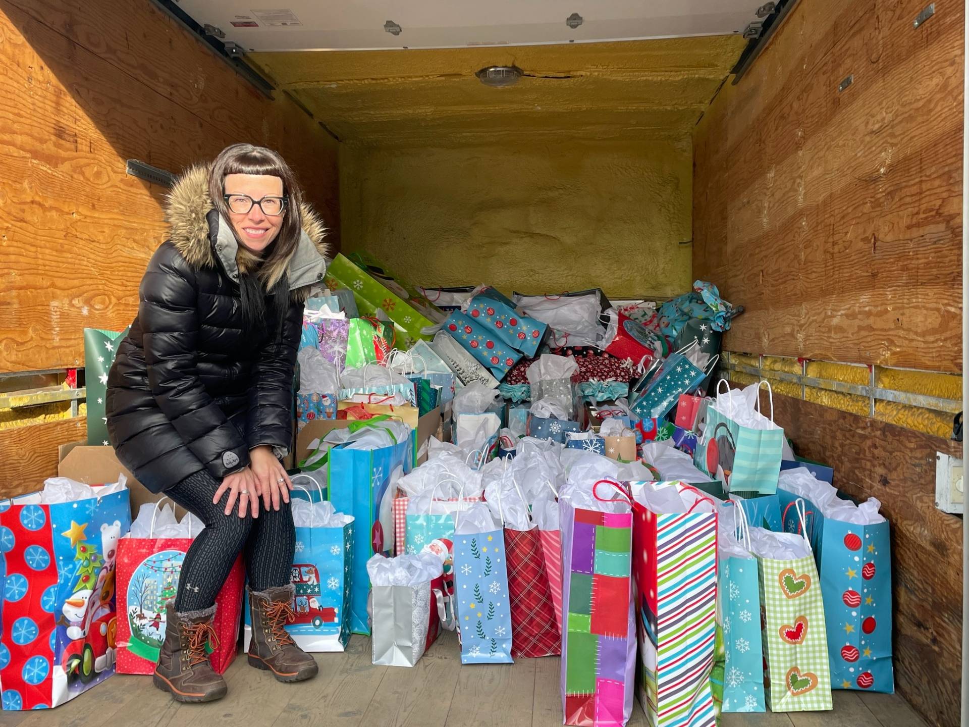 La patte du chien ne tient pas tout à fait sur la chaise