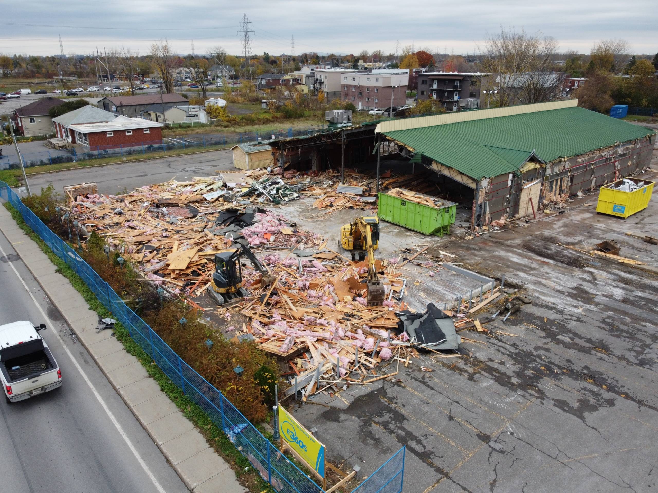 Il est très heureux de voir la fontaine!