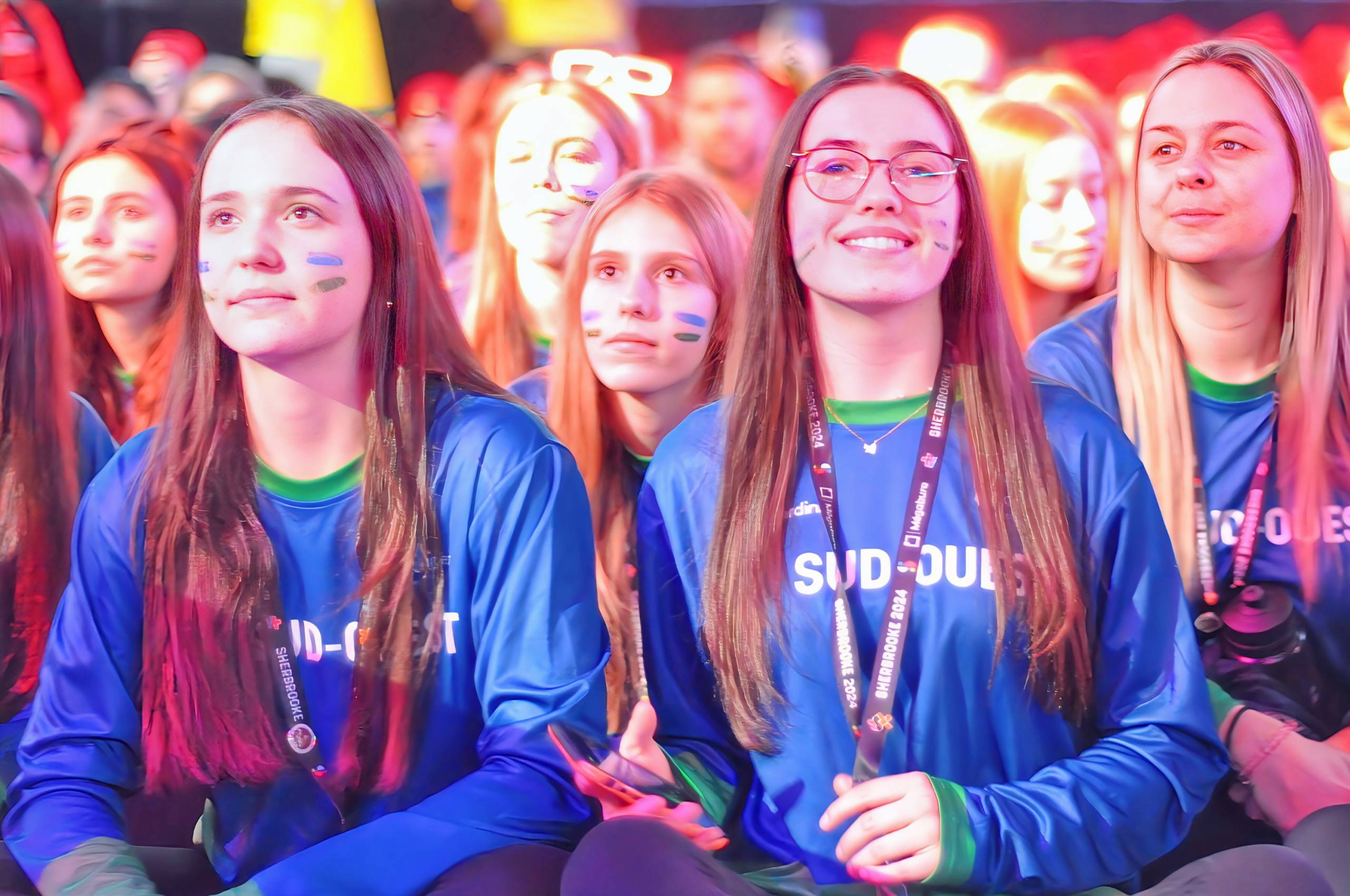Une femme boxe de l&rsquo;air en toute confiance