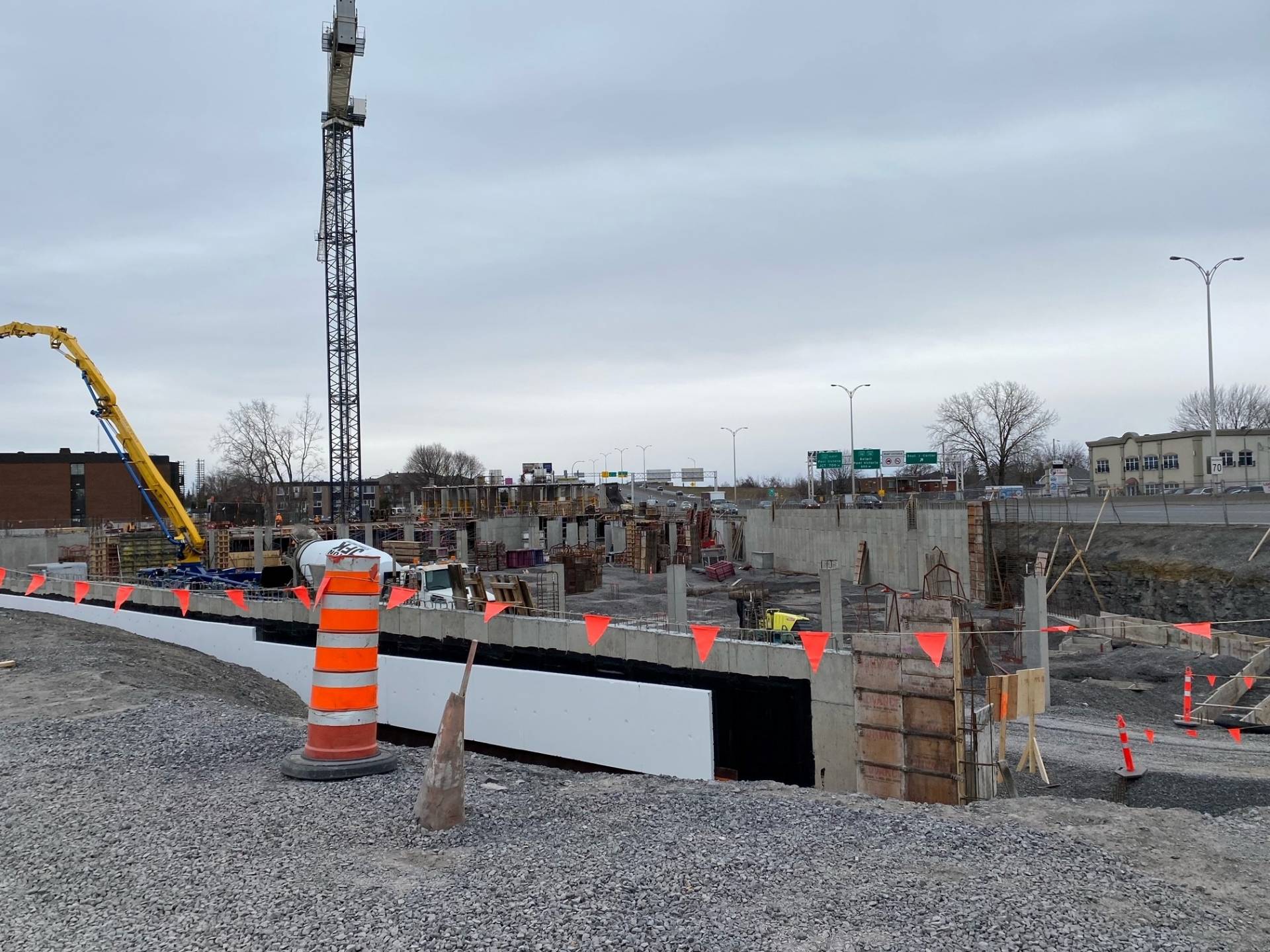 Bébé apprécie une côtelette d’agneau