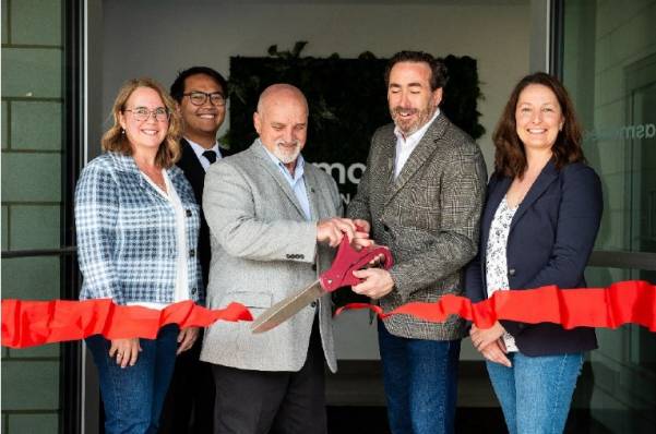 Un ours rejoint un chasseur dans un arbre