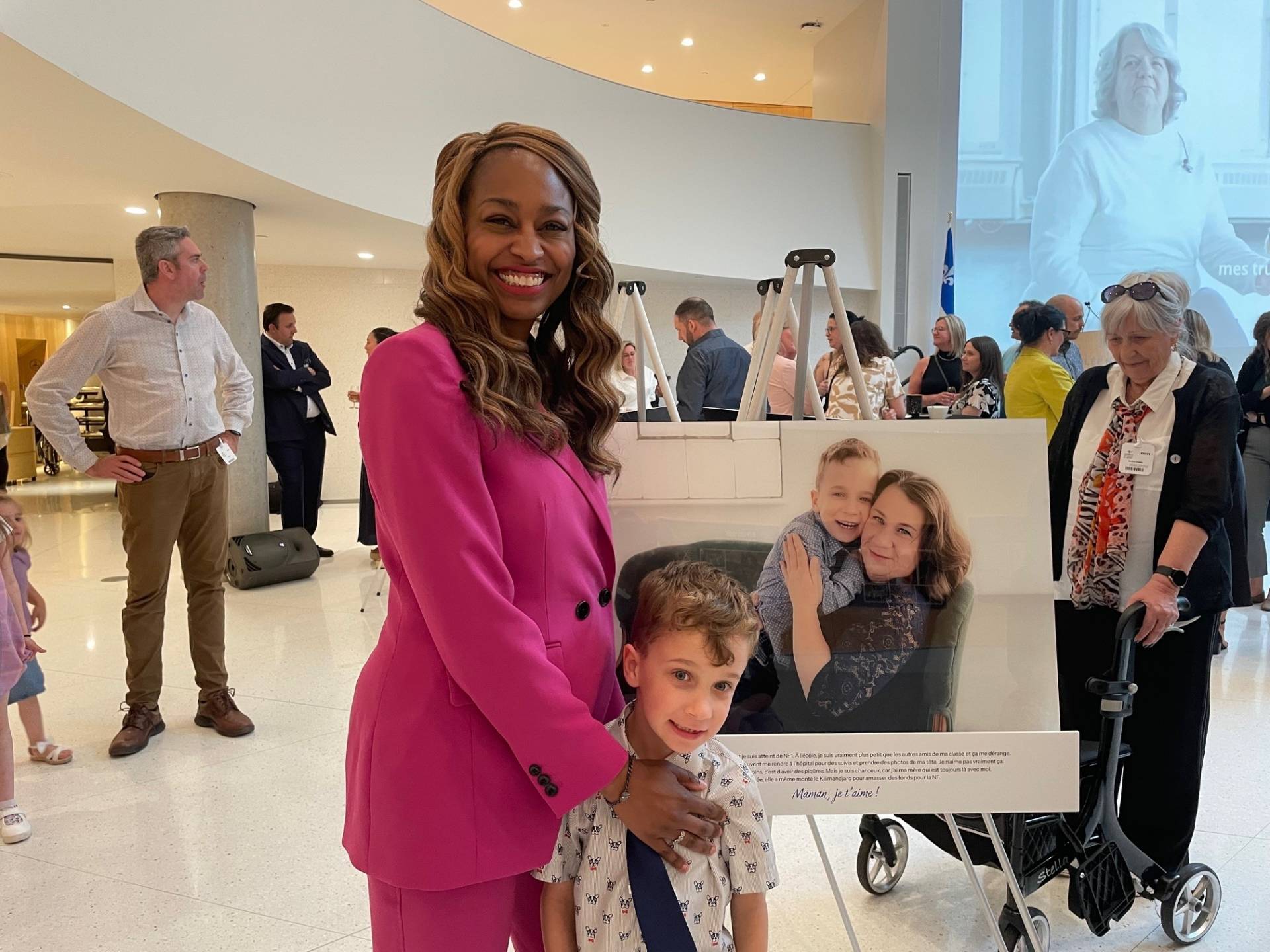 Un plongeur a une rencontre rapprochée avec un requin baleine