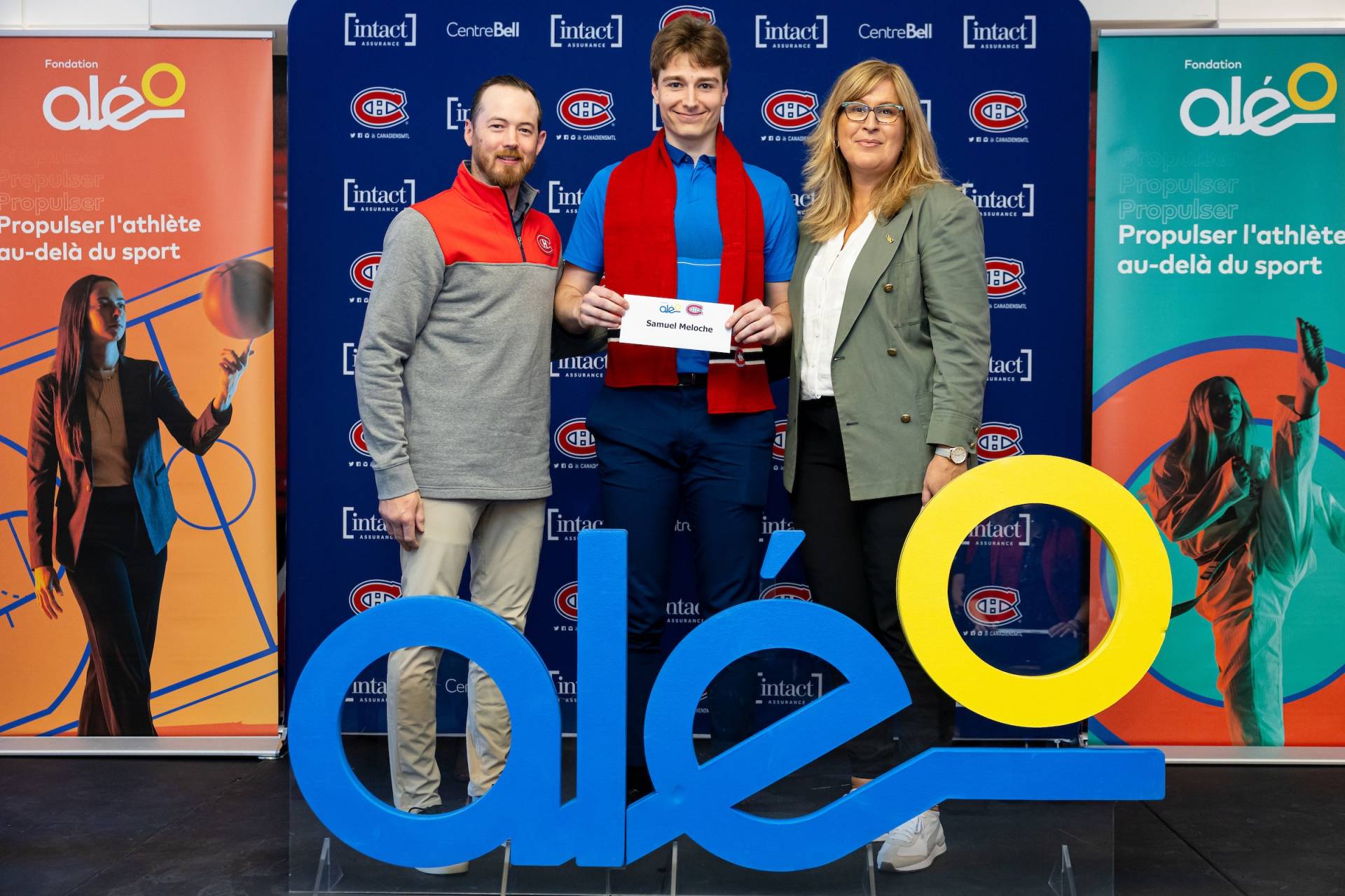 Un chien s&rsquo;endort sur un bol d&rsquo;eau