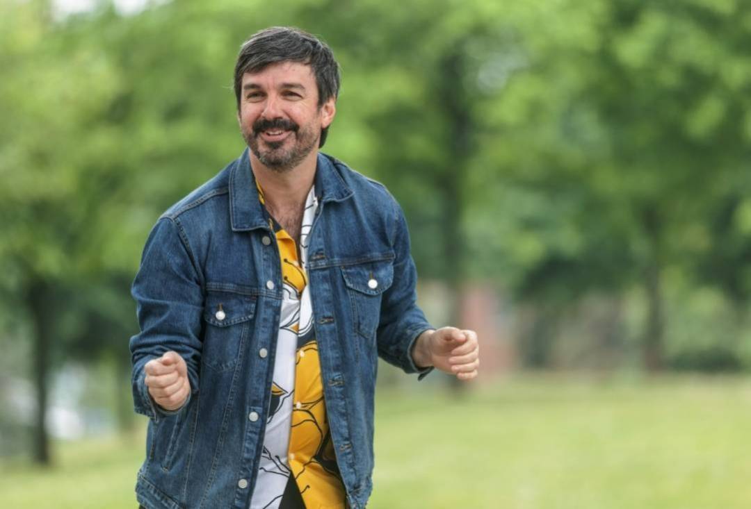 L&rsquo;ours noir s&rsquo;assoit sur commande