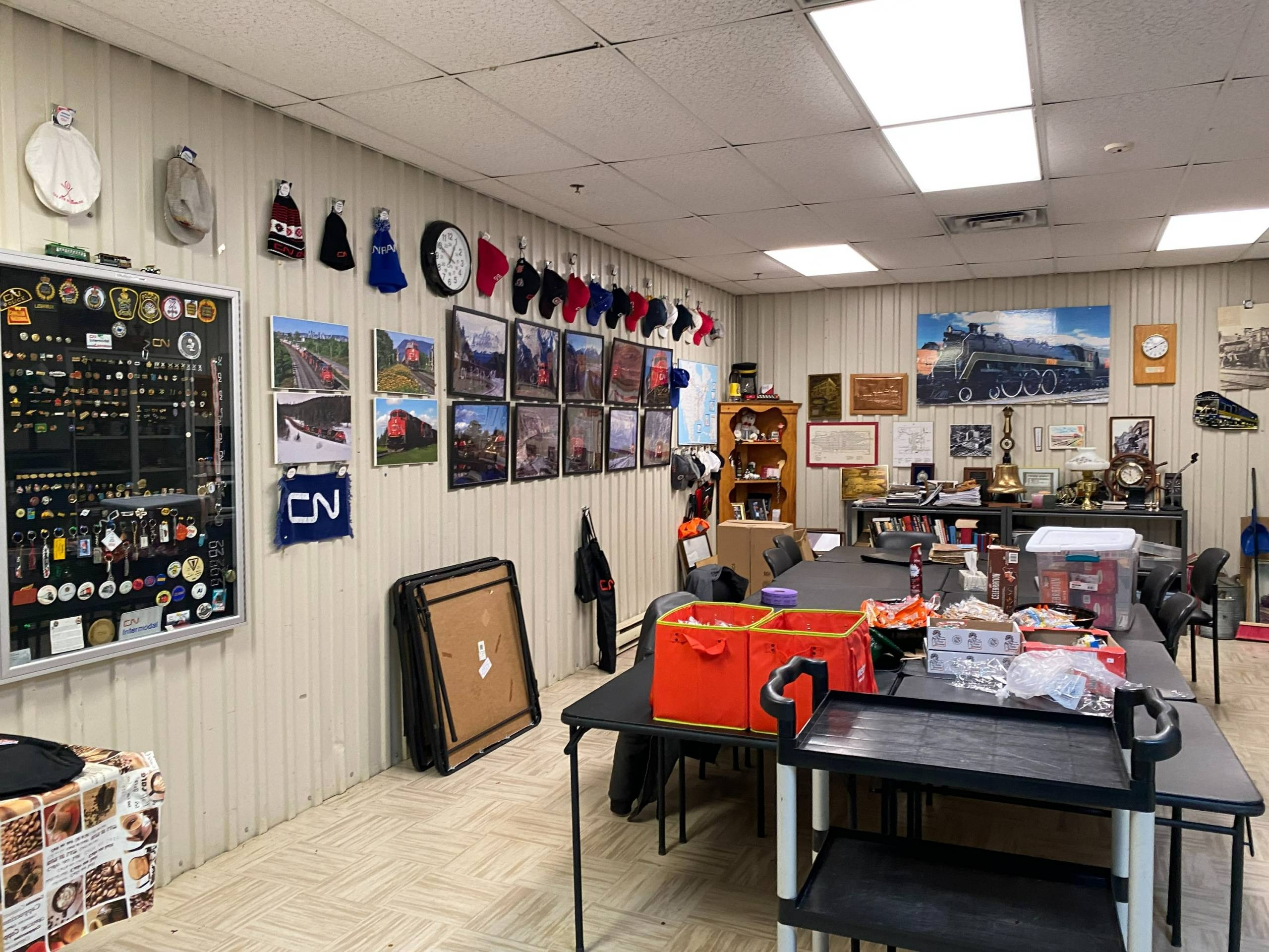 Un papa qui joue du piano à son bébé