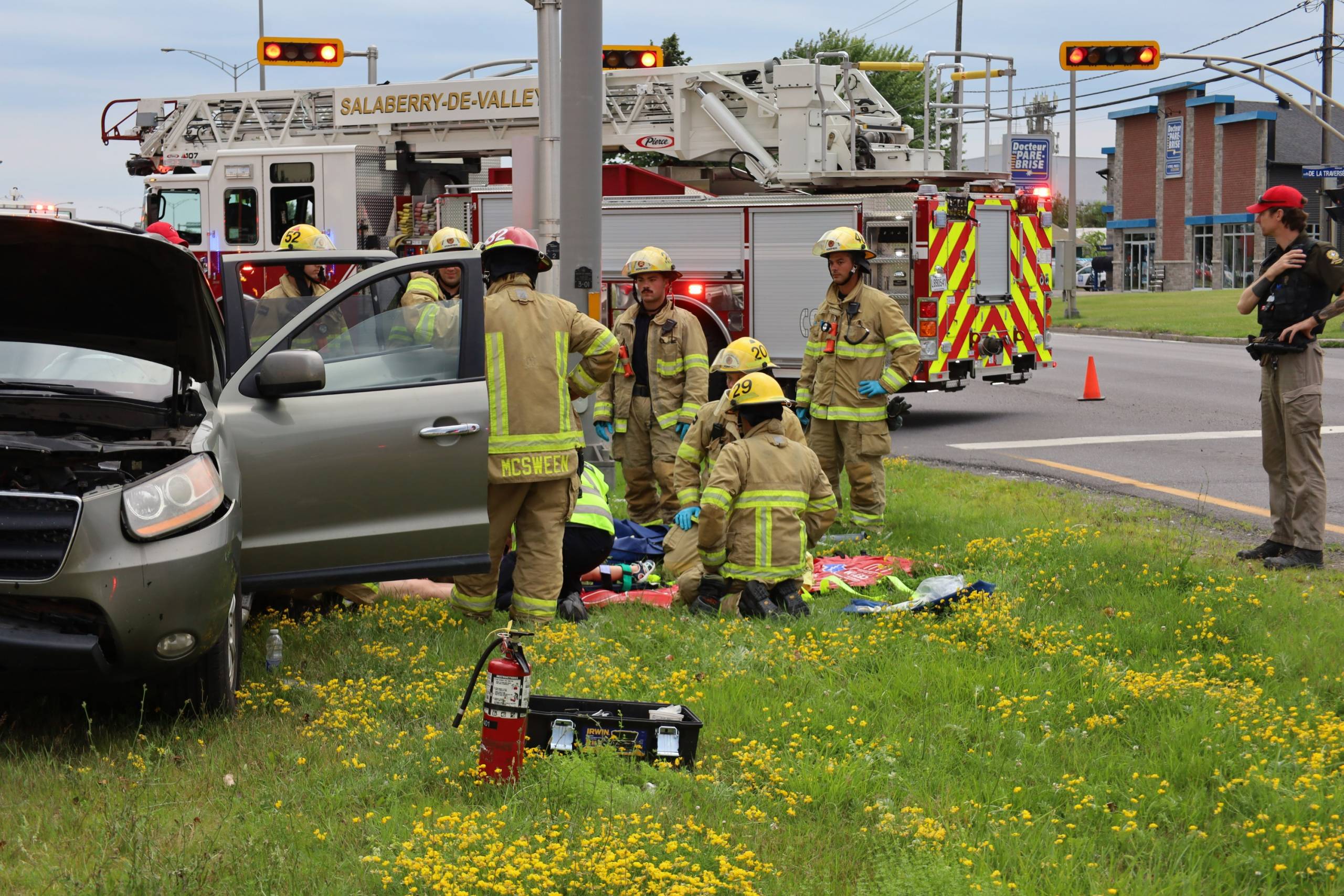Ce chien et son maître sont l’attraction de cette plage