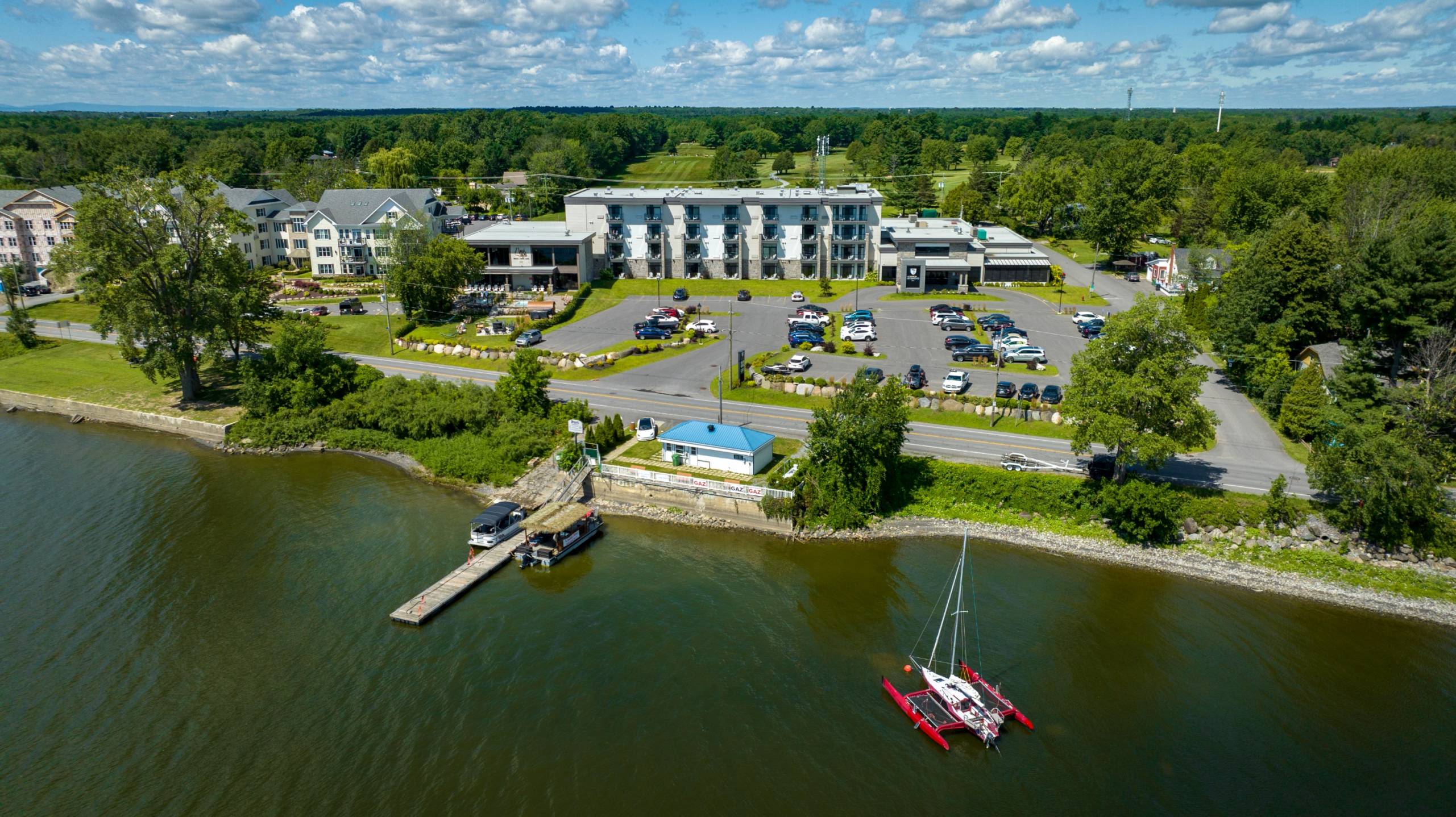 Normalement, c’est supposé être un chien à l’arrière?