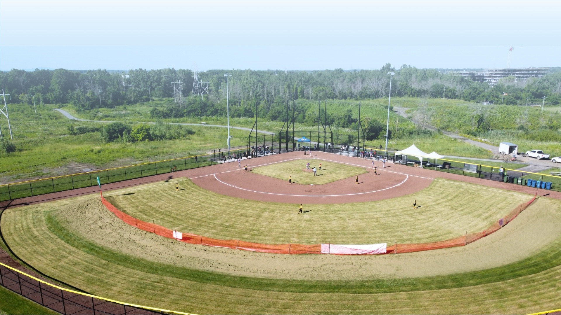 Cet artiste fait des sculptures avec des roches en équilibre