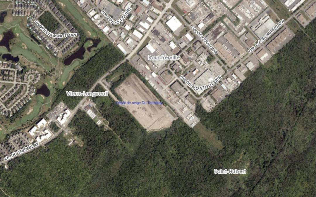 Cette femme attend qu&rsquo;on l&rsquo;aide à descendre les marches