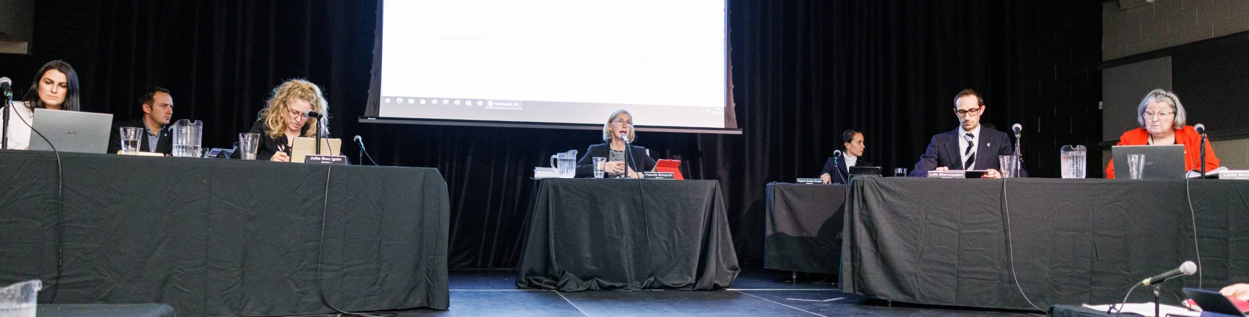 Un gars, une fille, les poubelles, le compostage et le recyclage