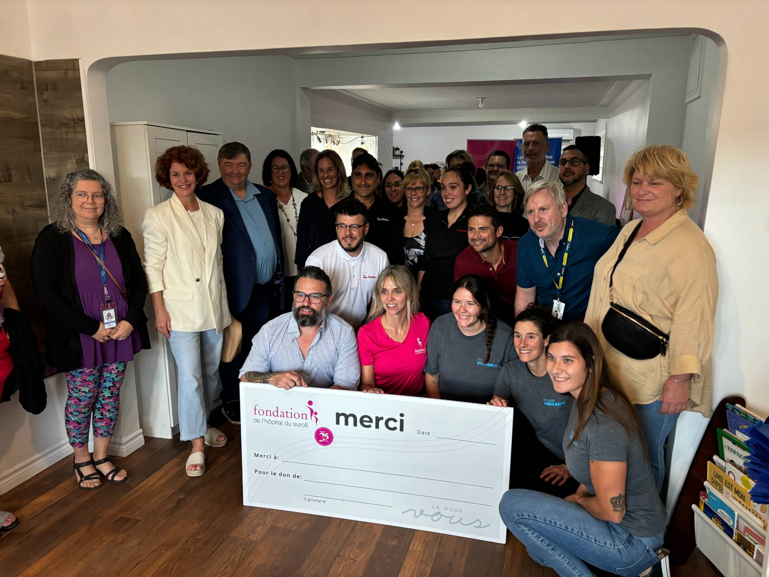 Un homme dîne avec un quokka