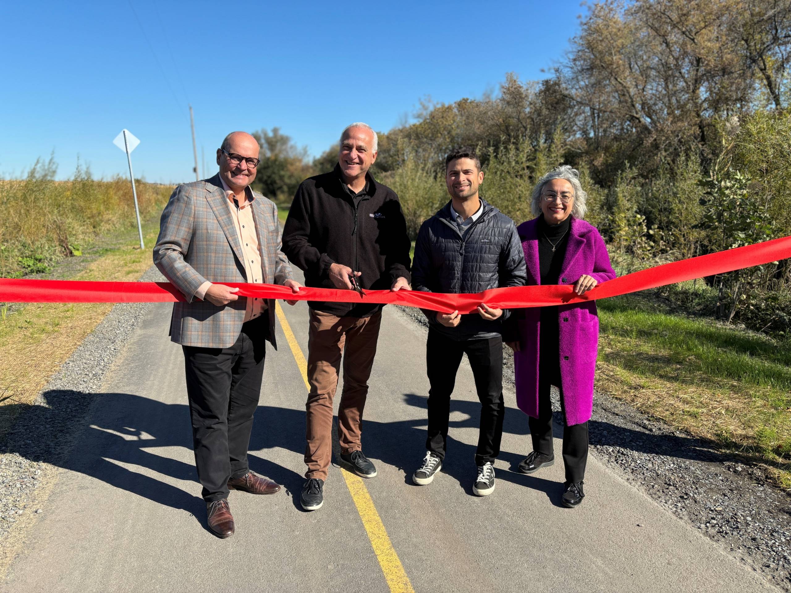 Le perroquet chante la chanson Baby Shark