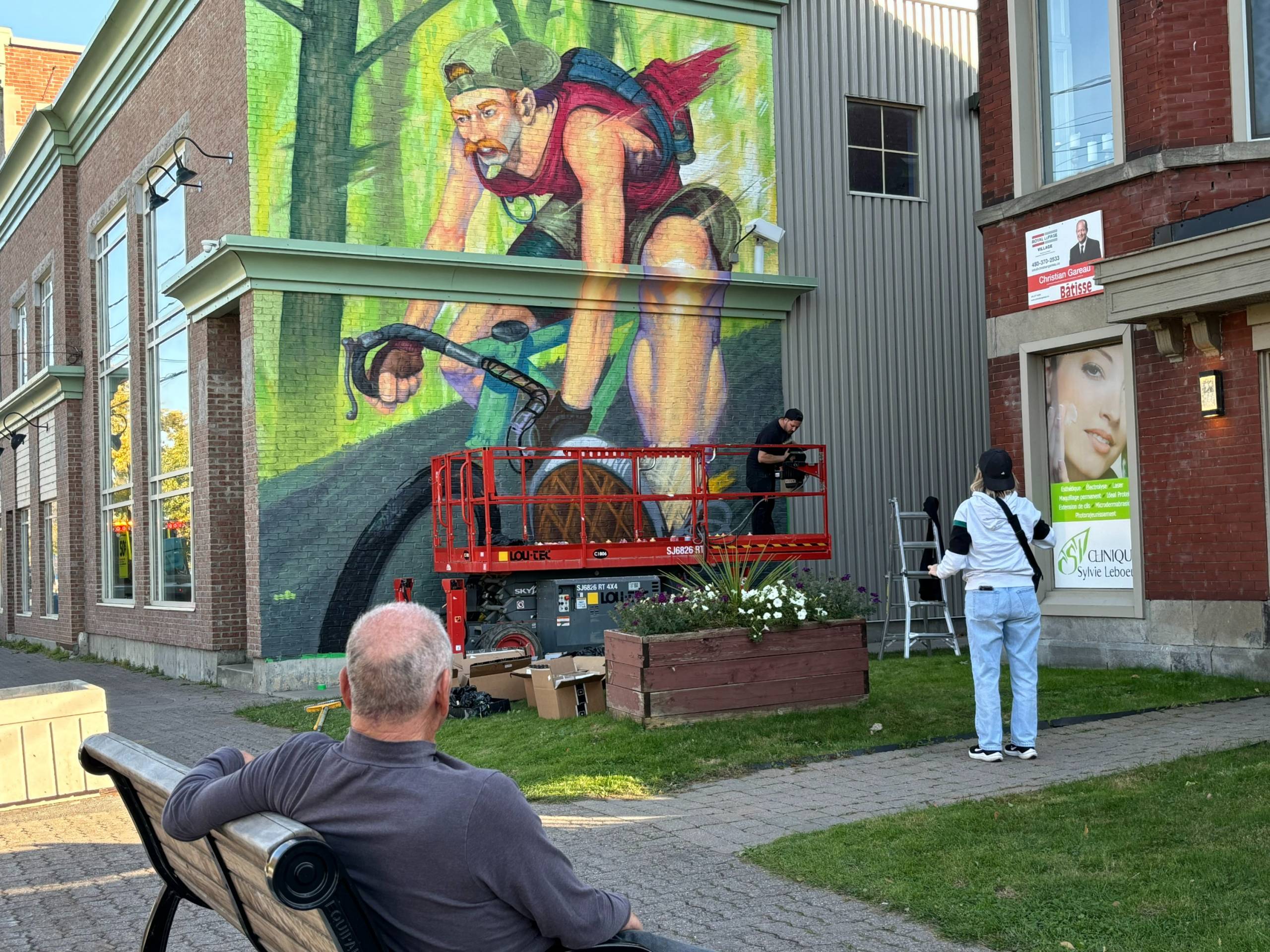 Un homme promène le manteau d&rsquo;un chien, mais pas le chien