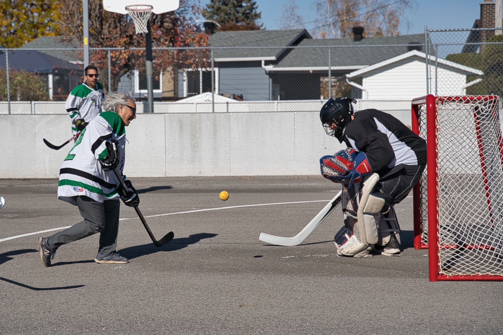 Jouer avec un bouledogue français à travers une fenêtre