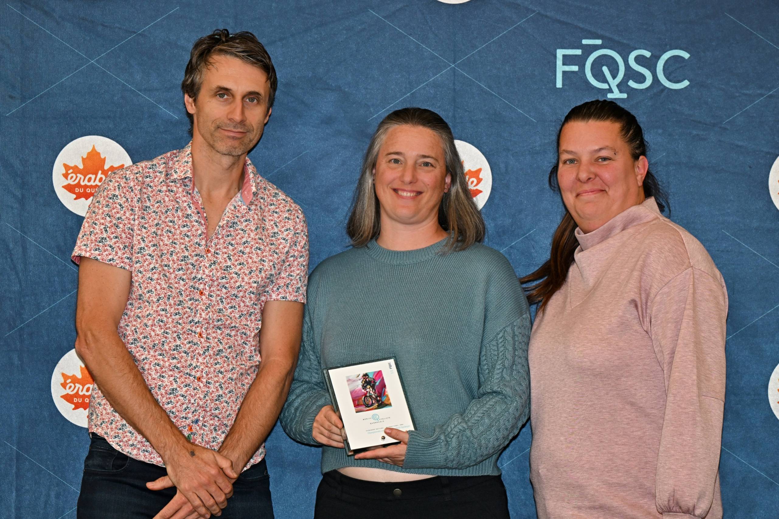 Un chien apprend à son chiot à utiliser la chatière