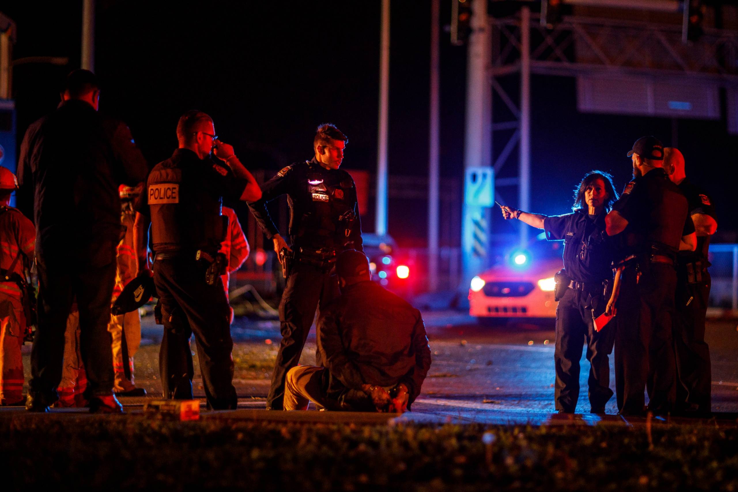Un motocycliste se détend au feu rouge