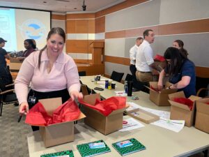 Opération boite à chaussures chez Pratt & Whitney : une équipe mobilisée à donner aux suivantes