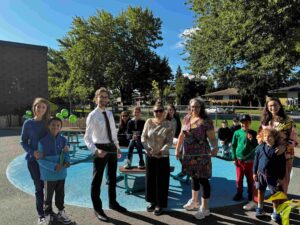 École internationale de Greenfield Park : calme et ombre pour une classe extérieure