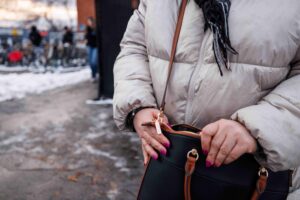 Mort d’un nouveau-né et itinérance chez les femmes : « le produit d’un système qui craque de partout »