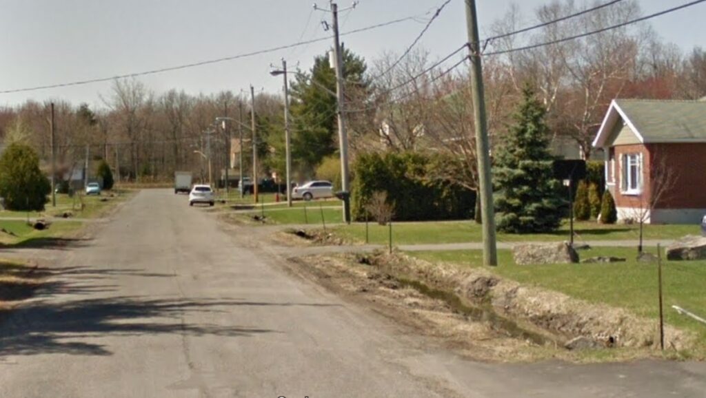 Une rue avec des fossés