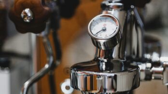 Bien régler sa machine à café LELIT : maîtrisez mouture, dose et temps