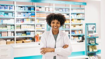 La gestion des effets secondaires : le rôle clé du pharmacien spécialisé