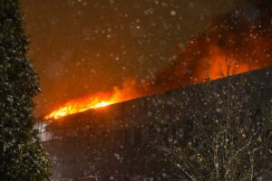 Longueuil : un bâtiment du secteur industriel en flammes