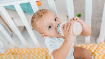 Mon enfant pleure après chaque biberon: Est-ce une intolérance au lait?